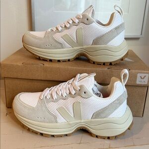 Veja Venturi White and Cream Sneakers NWT Size 5